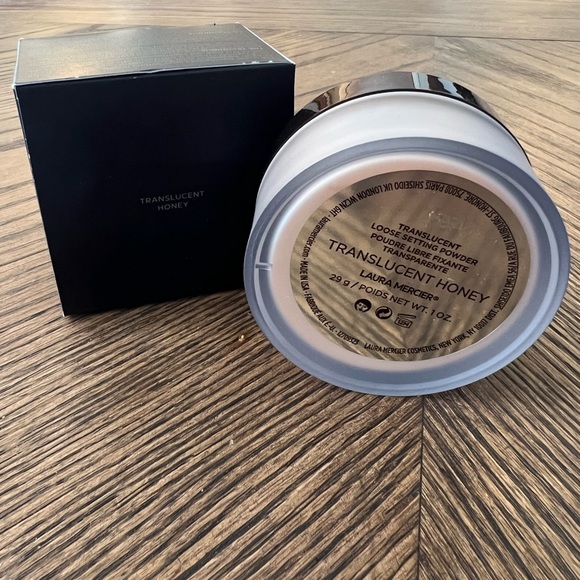 Laura Mercier translucent loose setting powder; translucent honey. - Picture 5 of 6